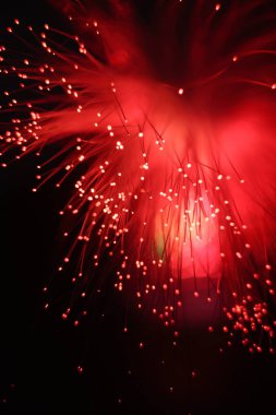 Optik iplik demetinden çıkan bir lambanın paniklemesinin renkli kaprisleri.