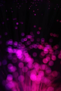 Optik iplik demetinden çıkan bir lambanın paniklemesinin renkli kaprisleri.