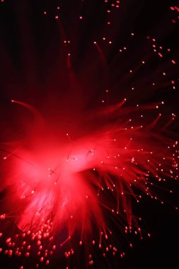 Optik iplik demetinden çıkan bir lambanın paniklemesinin renkli kaprisleri.