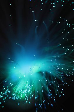 Optik iplik demetinden çıkan bir lambanın paniklemesinin renkli kaprisleri.