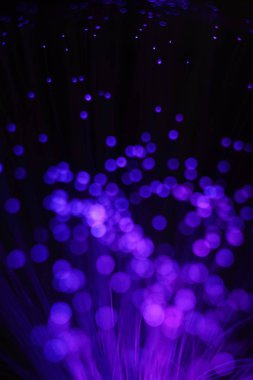 Optik iplik demetinden çıkan bir lambanın paniklemesinin renkli kaprisleri.