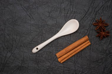 Yapay deri arka planda beyaz porselen kaşık..