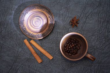 Ev yapımı fincan ve balçıktan yapılmış çay tabağı..