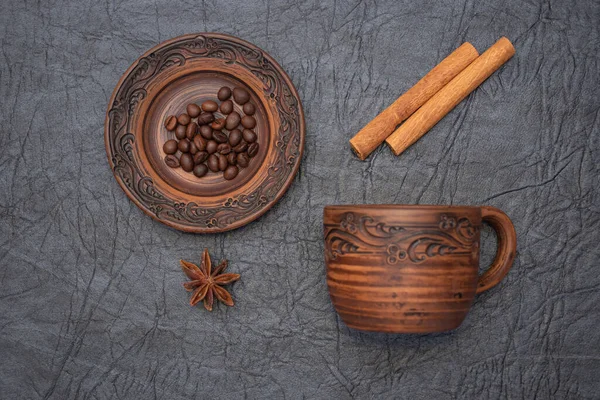 自制杯子和茶托，由釉面粘土制成. — 图库照片