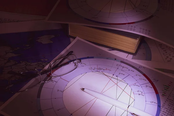 一个现代占星家的工作场所 一个模糊的未来预测者的神秘氛围 占星学图表 图表散落在桌子上的凌乱之中 各方面的星座符号 — 图库照片