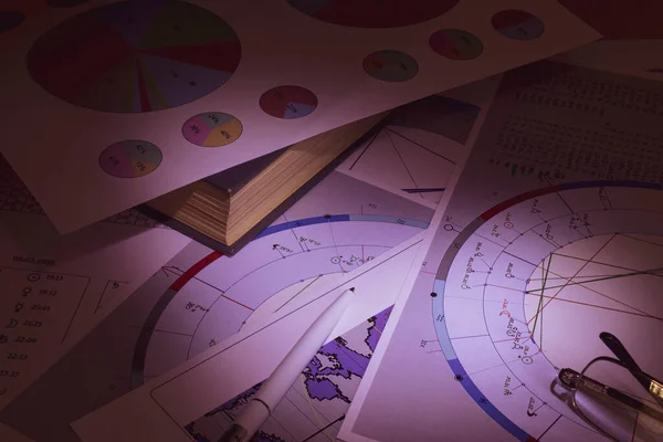 一个现代占星家的工作场所 一个模糊的未来预测者的神秘氛围 占星学图表 图表散落在桌子上的凌乱之中 各方面的星座符号 — 图库照片