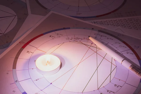 現代の占星術師の職場 占星術師のアクセサリー コンピュータ占星術の地図や表の印刷 占星術の記号と記号 — ストック写真