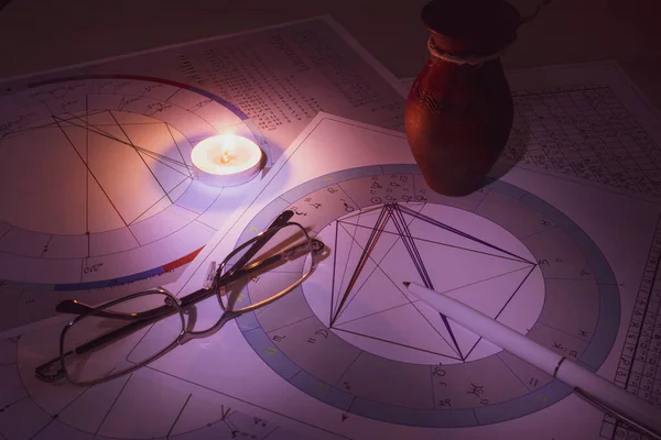 現代の占星術師の職場 占星術師のアクセサリー コンピュータ占星術の地図や表の印刷 占星術の記号と記号 — ストック写真