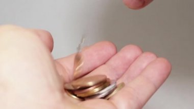 Bozuk paralar elden ele dökülür. Paranın manyetik gücü..