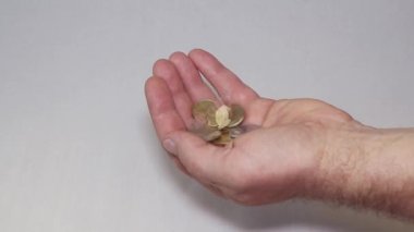 Bozuk paralar elden ele dökülür. Paranın manyetik gücü..