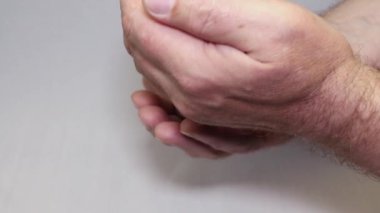 Bozuk paralar elden ele dökülür. Paranın manyetik gücü..