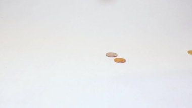 Kazanılan parayı saymanın zevki. Farklı mezheplerden farklı ülkelerin paraları. Değişik renklerdeki alaşımlardan basılmış madeni paralar: sarı, kırmızı, beyaz.