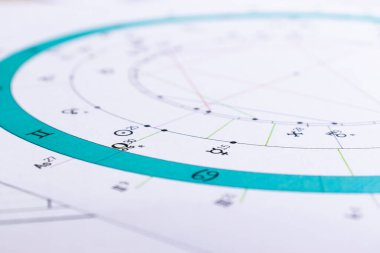 Bir astrologun masaüstü bilgisayarı. Geleceğin tahmincisinin çalışma ortamının büyülü gizemli atmosferi. Astrolojik çizelge ve tabloların çıktıları masaya saçılmış..