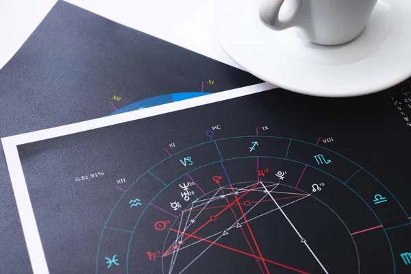 占星術師のデスクトップ 未来の予測者の作業環境の魔法の神秘的な雰囲気 表に散在する占星術のチャートや表の印刷 — ストック写真