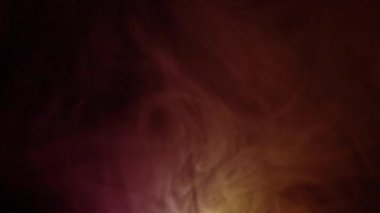 Karanlık bir arka planda duman bulutları hareket ediyor. Soğuk ve sıcak havanın hareketinden dolayı duman hareketi.