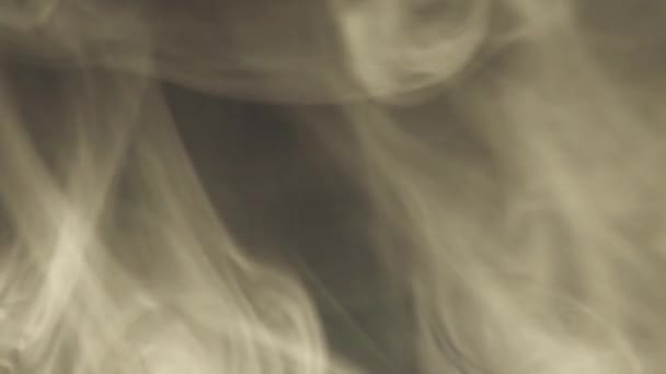 Des nuages de fumée mouvants sur un fond sombre. Mouvement de fumée dû au mouvement de l'air froid et chaud.