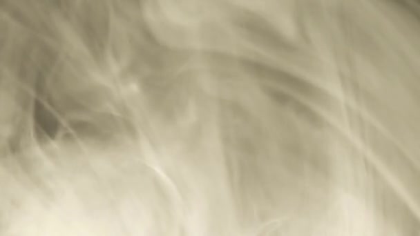 Des nuages de fumée mouvants sur un fond sombre. Mouvement de fumée dû au mouvement de l'air froid et chaud.