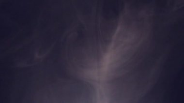 Karanlık bir arka planda duman bulutları hareket ediyor. Soğuk ve sıcak havanın hareketinden dolayı duman hareketi.