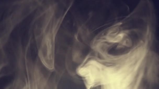 幻想着在黑暗的背景上飘扬的烟云 冷暖空气流动引起的烟雾运动 — 图库视频影像