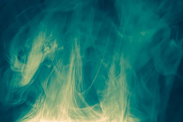 Nuvens Fumaça Fluindo Colorido Fundo Escuro Extravagância Fumegante Voando Fantasias — Fotografia de Stock