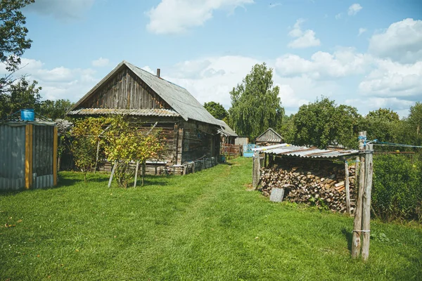 村の荘園にあった古い放棄された木造建築物 日焼けしたログで作られた構造 — ストック写真