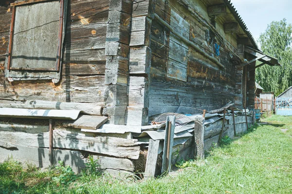 村庄庄园里一座废弃的旧木结构 圆木用裂开的 晒黑的圆木制成的结构 — 图库照片
