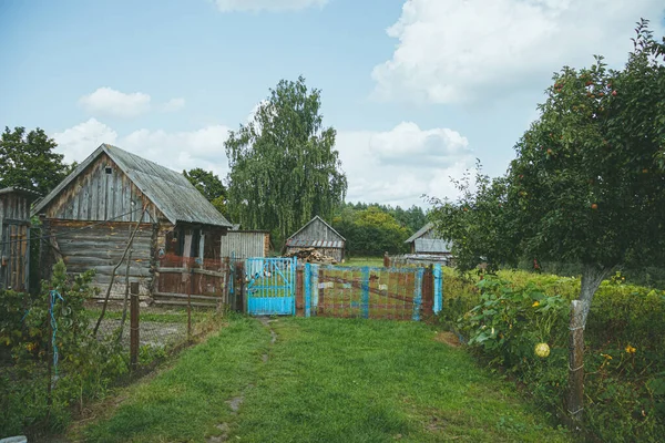 Ein Altes Verlassenes Holzhaus Einem Dorfhaus Eine Struktur Aus Rissigen — Stockfoto