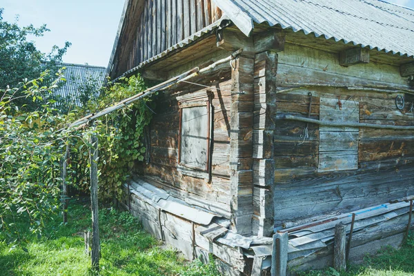 村庄庄园里一座废弃的旧木结构 圆木用裂开的 晒黑的圆木制成的结构 — 图库照片