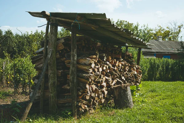 Uma Pilha Lenha Seca Picada Quintal Uma Aldeia Firewood Coberto — Fotografia de Stock