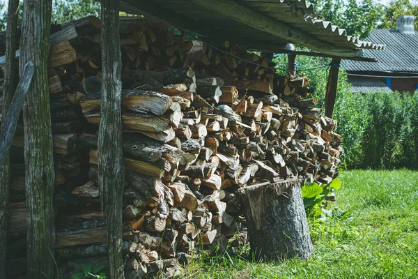 Uma Pilha Lenha Seca Picada Quintal Uma Aldeia Firewood Coberto — Fotografia de Stock