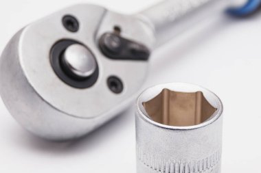 Beyaz arka planda yakın plan anahtarlar. Krom kaplama anahtarlar. Farklı boyutlarda ve tiplerde anahtarlar.