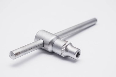 Beyaz arka planda yakın plan anahtarlar. Krom kaplama anahtarlar. Farklı boyutlarda ve tiplerde anahtarlar.