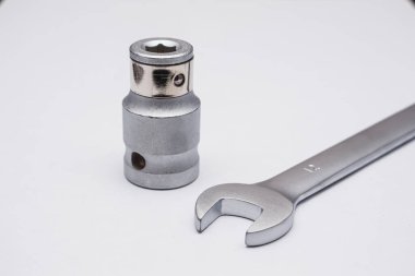 Beyaz arka planda yakın plan anahtarlar. Krom kaplama anahtarlar. Farklı boyutlarda ve tiplerde anahtarlar.