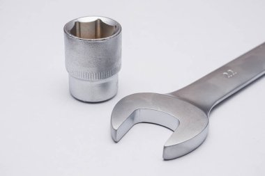 Beyaz arka planda yakın plan anahtarlar. Krom kaplama anahtarlar. Farklı boyutlarda ve tiplerde anahtarlar.