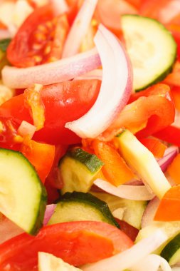 Vejetaryen yemeği. Domates salatası, salatalık, tatlı biber ve sebze yağlı soğan. Beyaz tabakta salata..