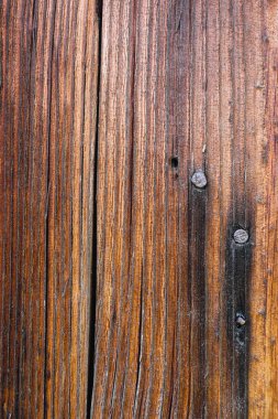 Güneş yanığı ahşap, rüzgar ve zamanla yaşlanmış. Eski ahşap doku. Yıpranmış ağaç halkaları..