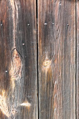Güneş yanığı ahşap, rüzgar ve zamanla yaşlanmış. Eski ahşap doku. Yıpranmış ağaç halkaları..