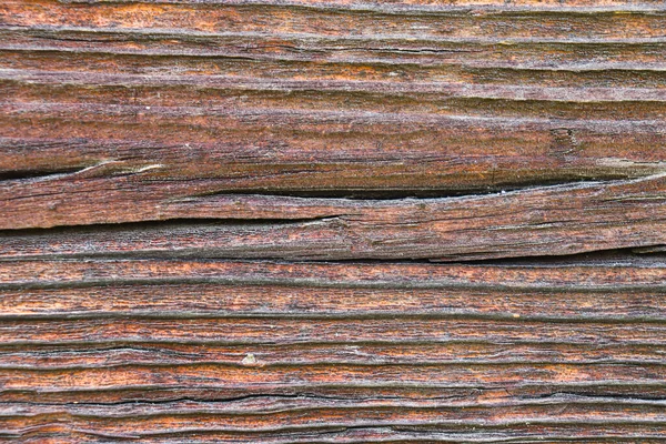 Güneş yanığı ahşap, rüzgar ve zamanla yaşlanmış. Eski ahşap doku. Yıpranmış ağaç halkaları..