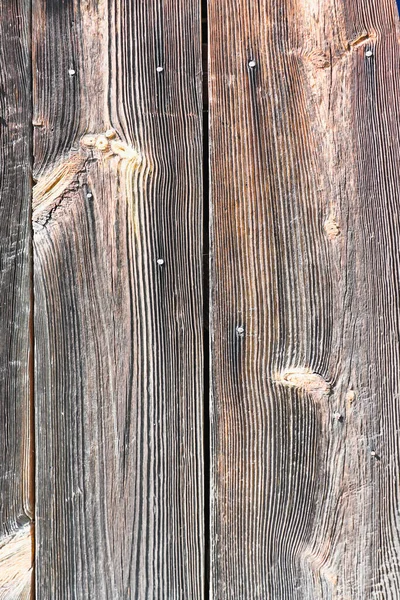 Güneş yanığı ahşap, rüzgar ve zamanla yaşlanmış. Eski ahşap doku. Yıpranmış ağaç halkaları..