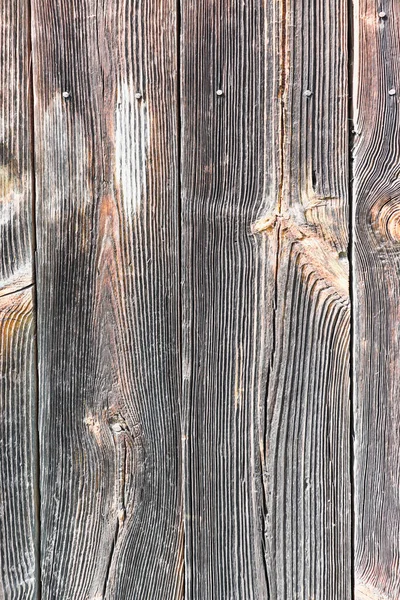 Güneş yanığı ahşap, rüzgar ve zamanla yaşlanmış. Eski ahşap doku. Yıpranmış ağaç halkaları..