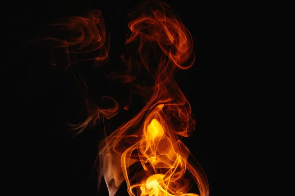 黑色背景上的橙色烟雾 有色的烟被橙色的光照亮的烟雾 离奇的咒骂火焰 — 图库照片