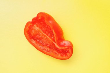 Renkli arka planda parlak portakal dilimli dolmalık meyveler. Yukarıdan bak. Düz tabaka. Sarı arkaplan.