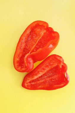 Renkli arka planda parlak portakal dilimli dolmalık meyveler. Yukarıdan bak. Düz tabaka. Sarı arkaplan.