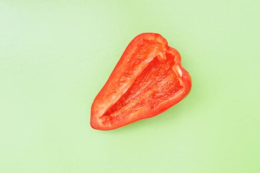 Renkli arka planda parlak portakal dilimli dolmalık meyveler. Yukarıdan bak. Düz tabaka. Yeşil arkaplan.