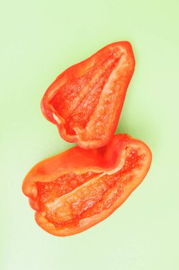 Renkli arka planda parlak portakal dilimli dolmalık meyveler. Yukarıdan bak. Düz tabaka. Yeşil arkaplan.