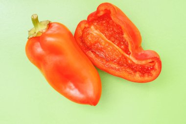 Renkli arka planda parlak portakal dilimli dolmalık meyveler. Yukarıdan bak. Düz tabaka. Yeşil arkaplan.