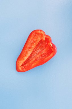 Renkli arka planda parlak portakal dilimli dolmalık meyveler. Yukarıdan bak. Düz tabaka. Mavi arkaplan.