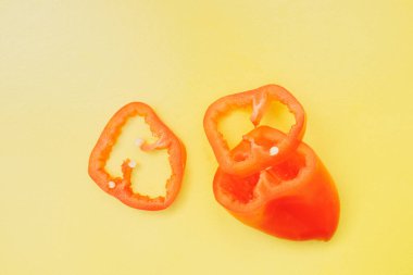 Renkli arka planda parlak portakal dilimli dolmalık meyveler. Yukarıdan bak. Düz tabaka. Sarı arkaplan.