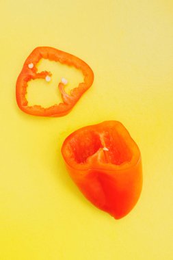 Renkli arka planda parlak portakal dilimli dolmalık meyveler. Yukarıdan bak. Düz tabaka. Sarı arkaplan.