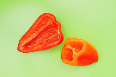 Renkli arka planda parlak portakal dilimli dolmalık meyveler. Yukarıdan bak. Düz tabaka. Yeşil arkaplan.